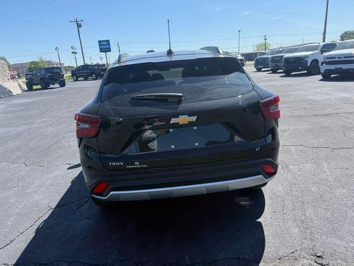 Mosaic Black Metallic 2026 Chevrolet Trax LT