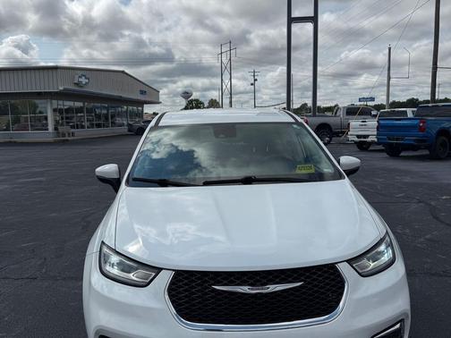Bright White Clearcoat 2023 Chrysler Pacifica Touring L