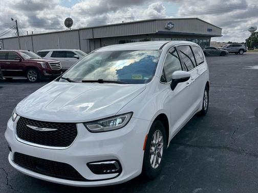 Bright White Clearcoat 2023 Chrysler Pacifica Touring L