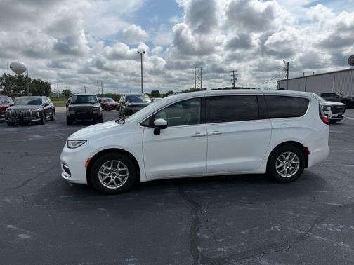 Bright White Clearcoat 2023 Chrysler Pacifica Touring L
