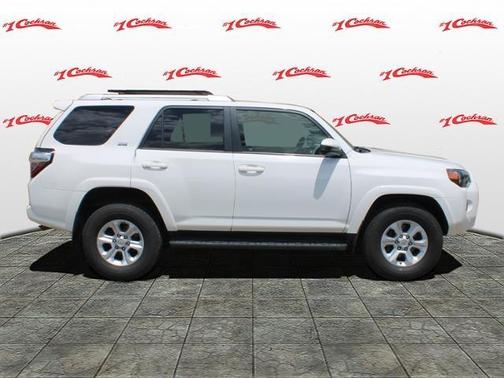 Photo 2 of 30 of 2017 Toyota 4Runner SR5
