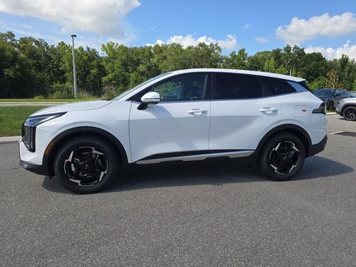 Glacial White Pearl 2026 Kia Sportage EX