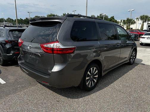 2018 Toyota Sienna XLE