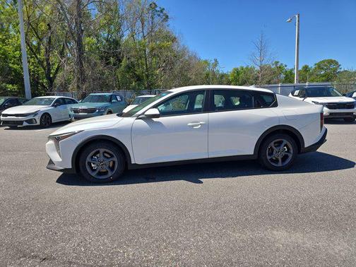 White Pearl 2026 Kia K4 LXS