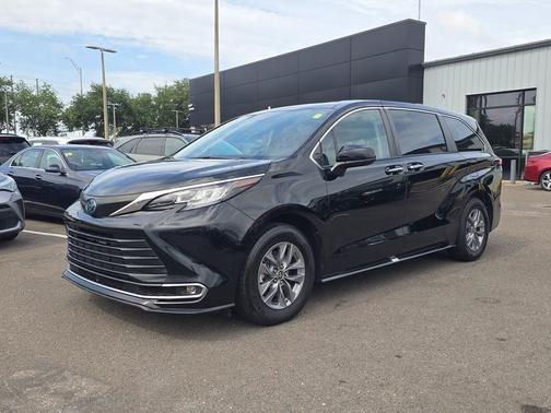 Midnight Black Metallic 2022 Toyota Sienna XLE