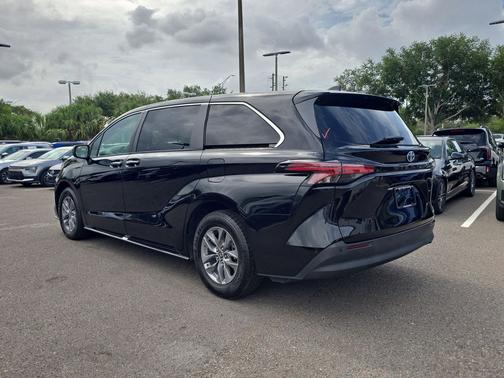 Midnight Black Metallic 2022 Toyota Sienna XLE