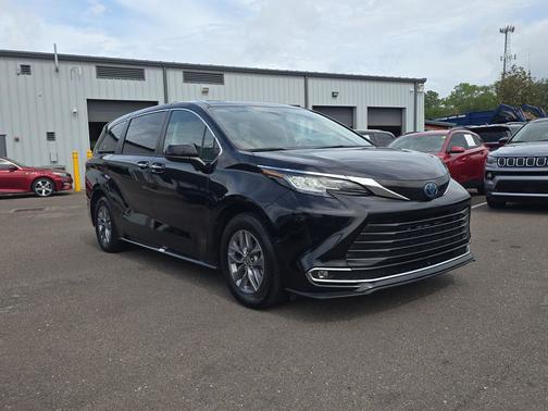 Midnight Black Metallic 2022 Toyota Sienna XLE
