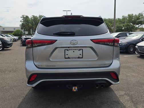 Celestial Silver Metallic 2022 Toyota Highlander XSE