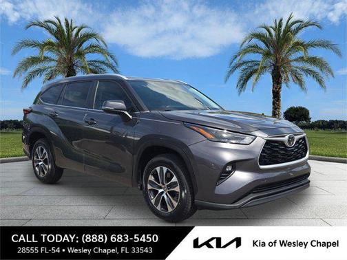 Magnetic Gray Metallic 2023 Toyota Highlander XLE