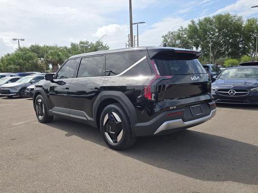 Aurora Black Pearl 2024 Kia EV9 Light Long Range