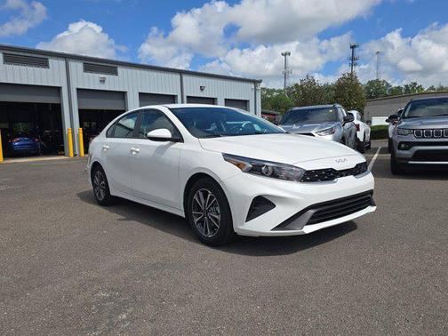 Snow White Pearl 2024 Kia Forte LXS