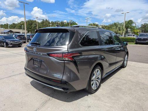 2024 Toyota Sienna Platinum 7 Passenger