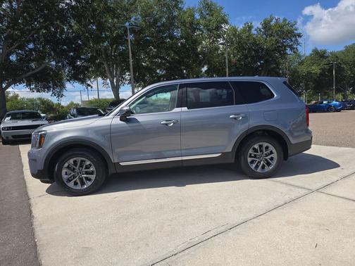 Everlasting Silver 2024 Kia Telluride LX
