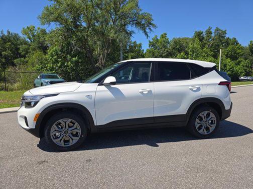 White Pearl 2026 Kia Seltos LX