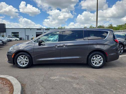 Granite Crystal Metallic Clearcoat 2023 Chrysler Pacifica Touring L