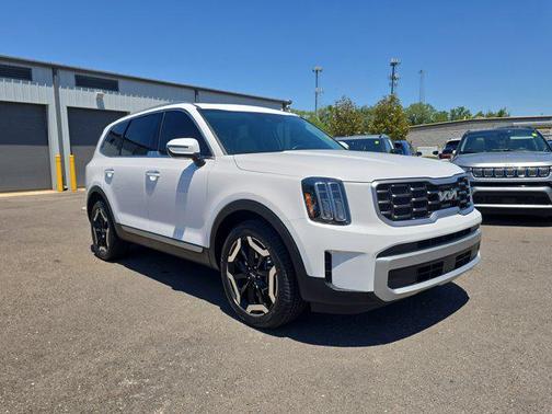 Glacial White Pearl 2024 Kia Telluride S