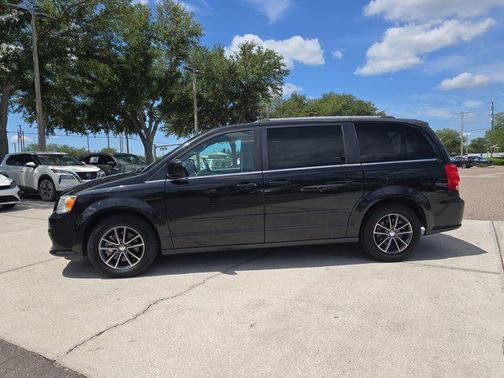 Black Onyx Crystal Pearlcoat 2017 Dodge Grand Caravan SXT