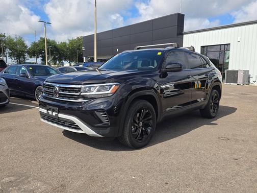 Deep Black Pearl 2023 Volkswagen Atlas Cross Sport 3.6L V6 SE w/Technology