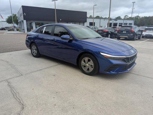 2024 Hyundai ELANTRA SE