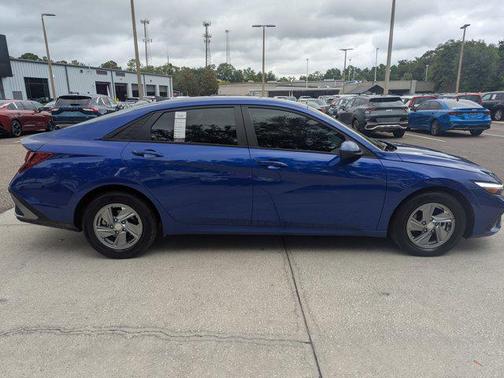 2024 Hyundai ELANTRA SE
