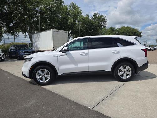 Glacial White Pearl 2023 Kia Sorento LX