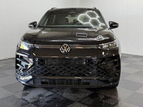 deep black pearl 2026 Volkswagen Tiguan 2.0T SE R-Line Black 4MOTION