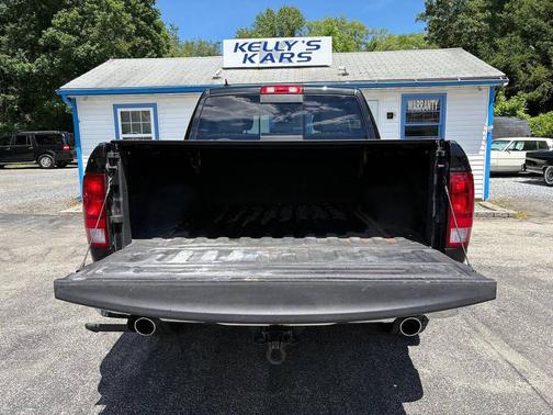 Brilliant Black Crystal Pearlcoat 2018 RAM 1500 ST