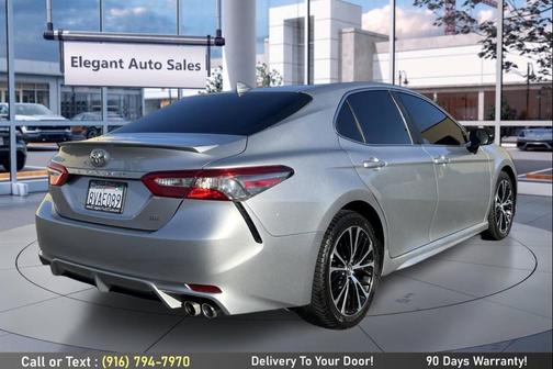 Celestial Silver Metallic 2019 Toyota Camry SE