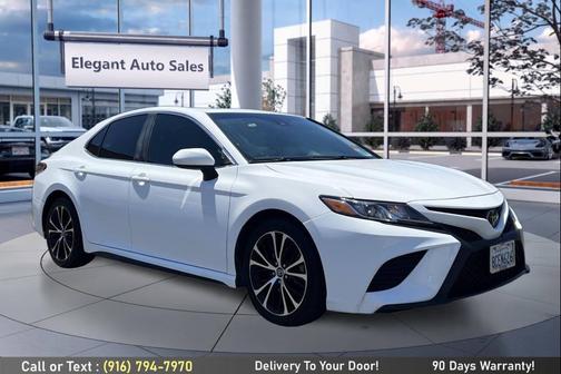 White 2018 Toyota Camry SE