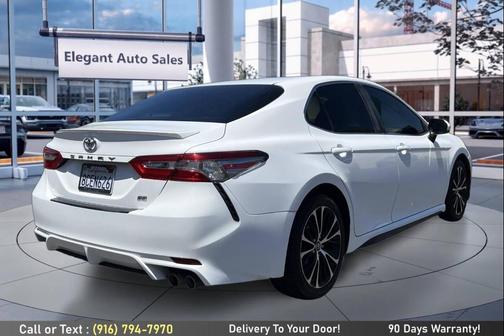 White 2018 Toyota Camry SE