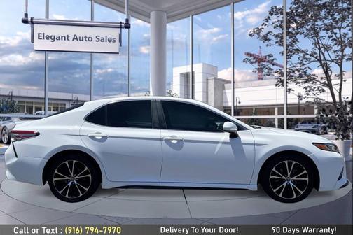 White 2018 Toyota Camry SE
