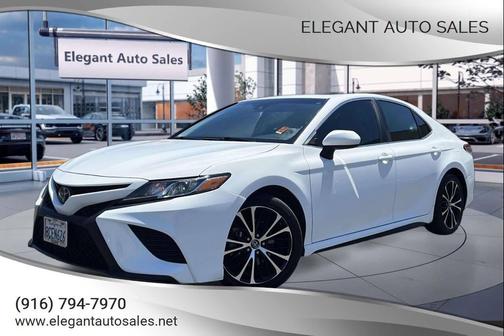 White 2018 Toyota Camry SE