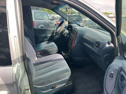 2001 Chrysler Town & Country LX