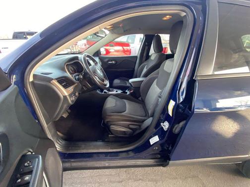 2016 Jeep Cherokee Sport