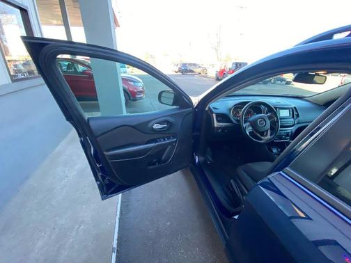 2016 Jeep Cherokee Sport