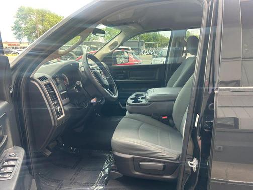 Brilliant Black Crystal Pearlcoat 2018 RAM 1500 Express
