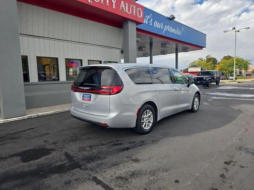 Silver Mist Clearcoat 2024 Chrysler Pacifica Touring L