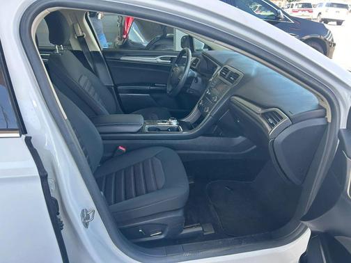 White 2017 Ford Fusion SE