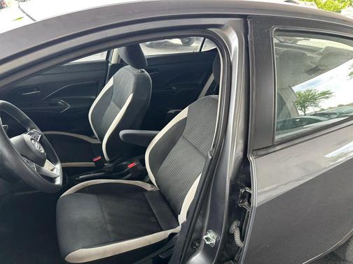 Gun Metallic 2020 Nissan Versa 1.6 SV