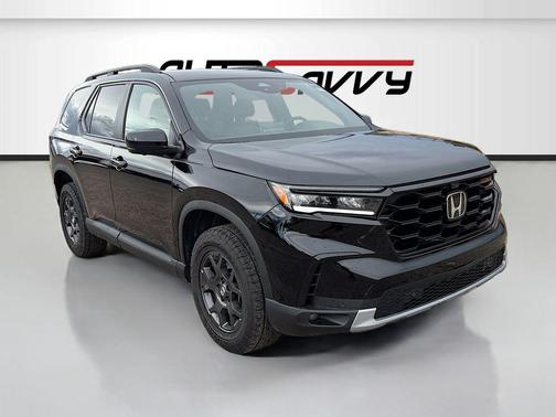 Crystal Black Pearl 2025 Honda Pilot TrailSport