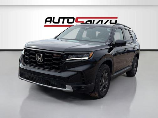 Crystal Black Pearl 2025 Honda Pilot TrailSport