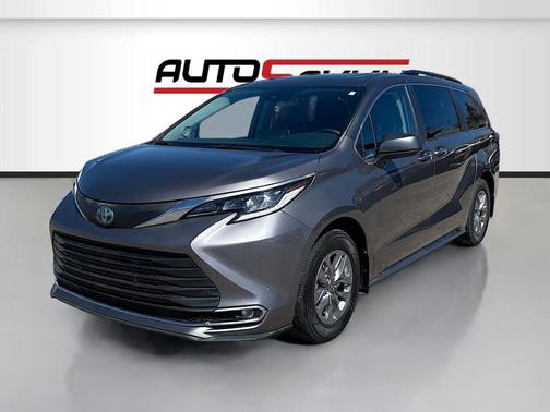 2023 Toyota Sienna XLE