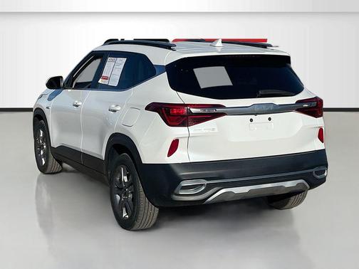 Snow White Pearl 2023 Kia Seltos S