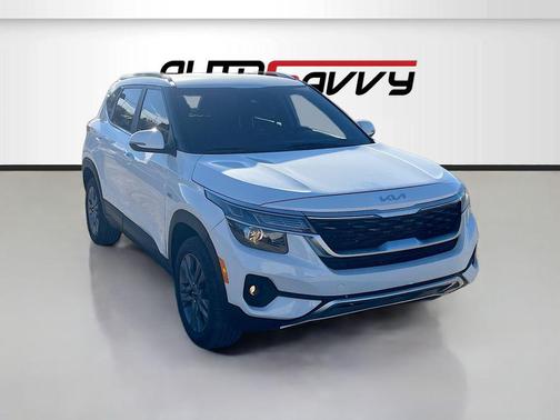 Snow White Pearl 2023 Kia Seltos S