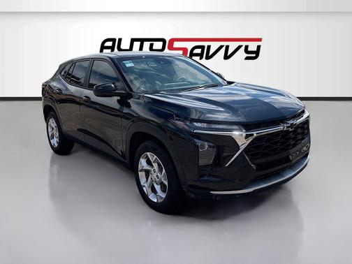 Mosaic Black Metallic 2025 Chevrolet Trax LS
