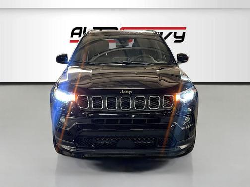 Diamond Black Crystal Pearlcoat 2025 Jeep Compass Latitude