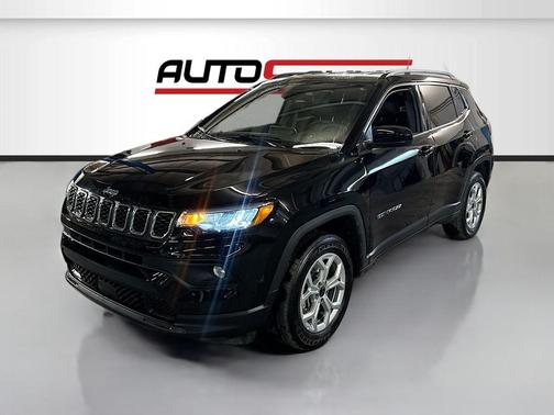 Diamond Black Crystal Pearlcoat 2025 Jeep Compass Latitude