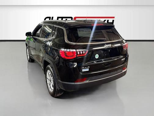 Diamond Black Crystal Pearlcoat 2025 Jeep Compass Latitude