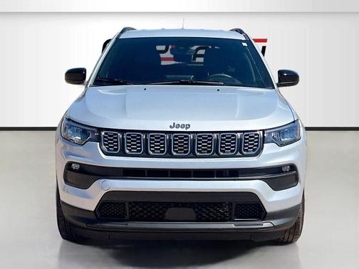 Silver Zynith Metallic Clearcoat 2025 Jeep Compass Latitude