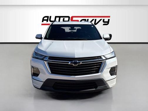 Iridescent Pearl Tricoat 2023 Chevrolet Traverse High Country